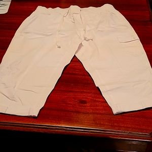 Terra & Sky women's white cotton capris  14w